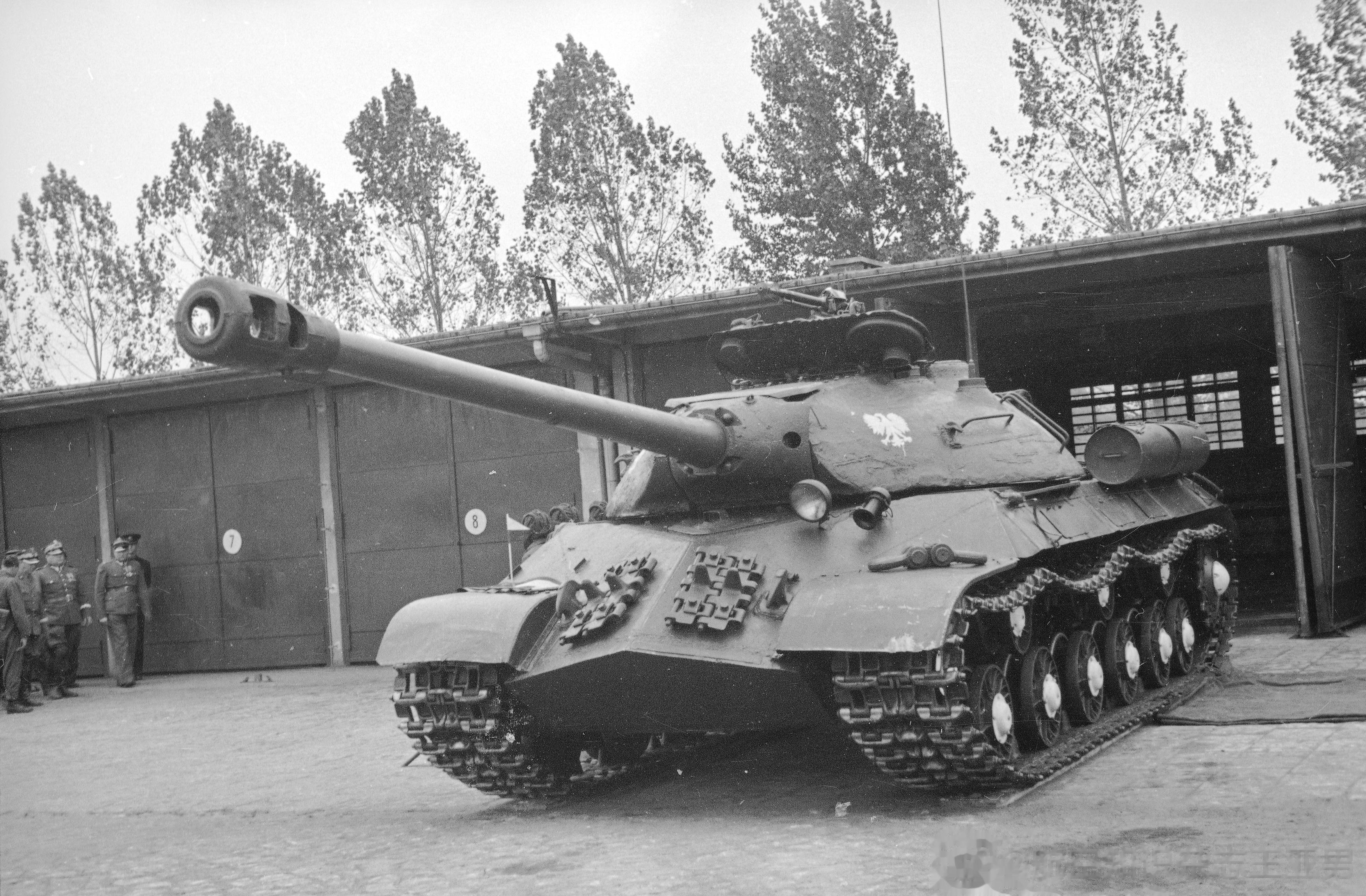 波兰陆军装备的苏制IS-3重型坦克，1947年。装备122毫米重炮的IS-3虽然