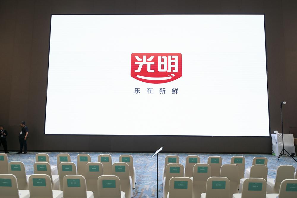 光明乳业换帅，陆骏飞全票当选董事长，新班子直面年度盈利硬指标
