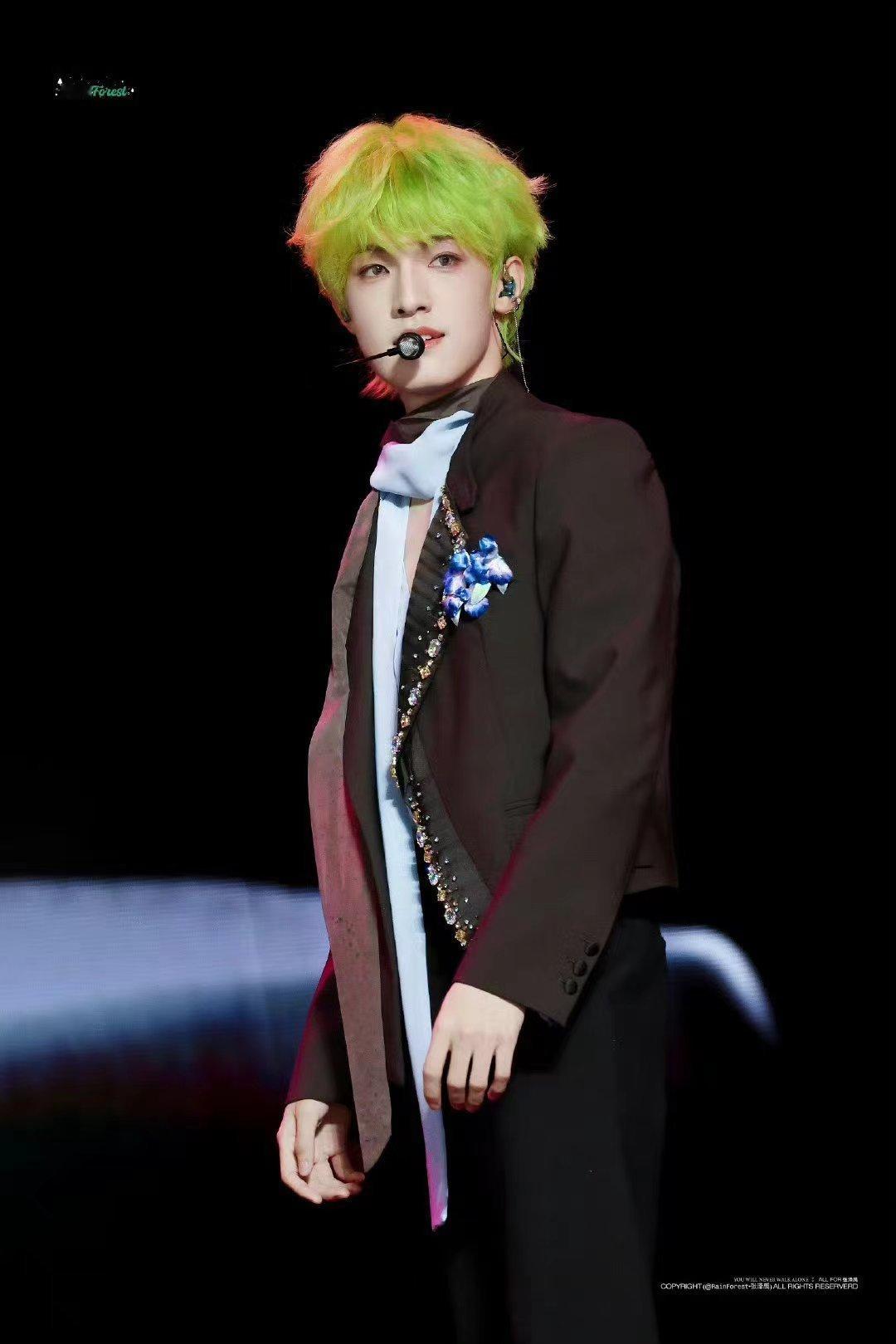 张泽禹荧光绿发色张泽禹绿发 奔赴舞台的张泽禹以绿发亮相，酷炫发色搭配强大气场，时