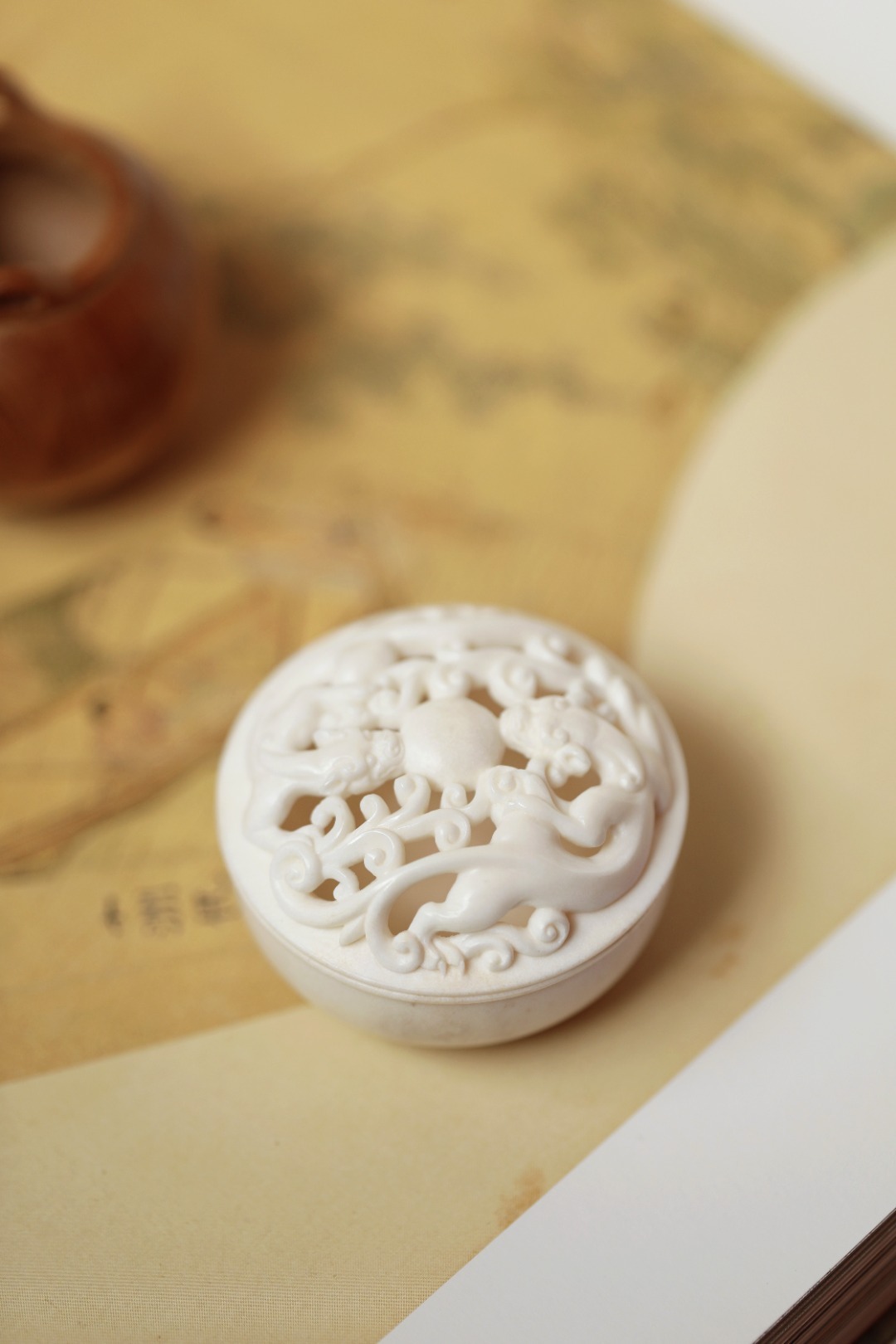 鹿角 | 螭龙 印泥盒 盖盒择料凝润，圆刀雕作，盒盖透雕技法，内部掏膛打磨，可存
