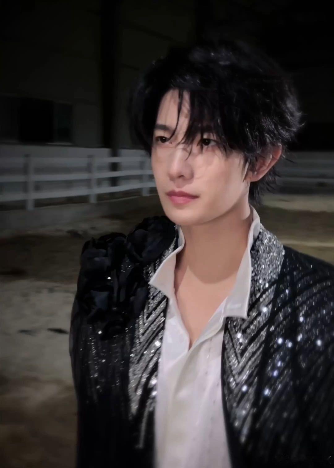 杨洋第三次守护金V 杨洋发博可断美图可留金V不能丢 哈哈哈谁懂杨洋对金V的执着啊