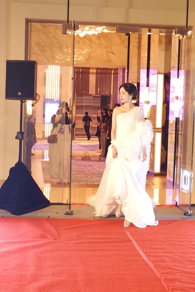 杨幂红毯步履轻盈，白衣飘飘如仙