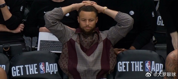 在2026年3月24日勇士对阵独行侠的加时赛中，勇士球员穆迪反击上篮时左膝严重受