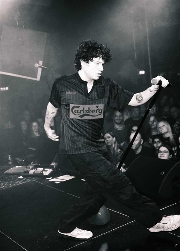 从利物浦到阿姆斯特丹利物浦乐队STONE的主唱芬·鲍尔身穿利物浦的复古版球衣 