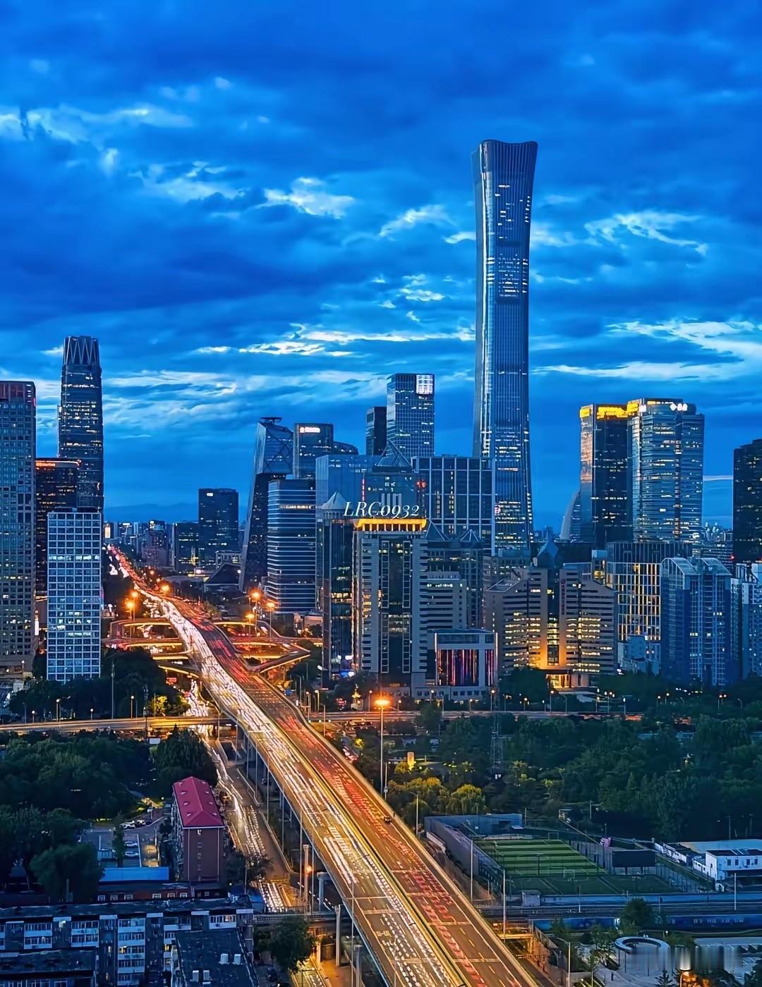 可以分享一张你拍的天空美照吗这样的天空在南方经常有，不足为奇。而在北京就很难看到