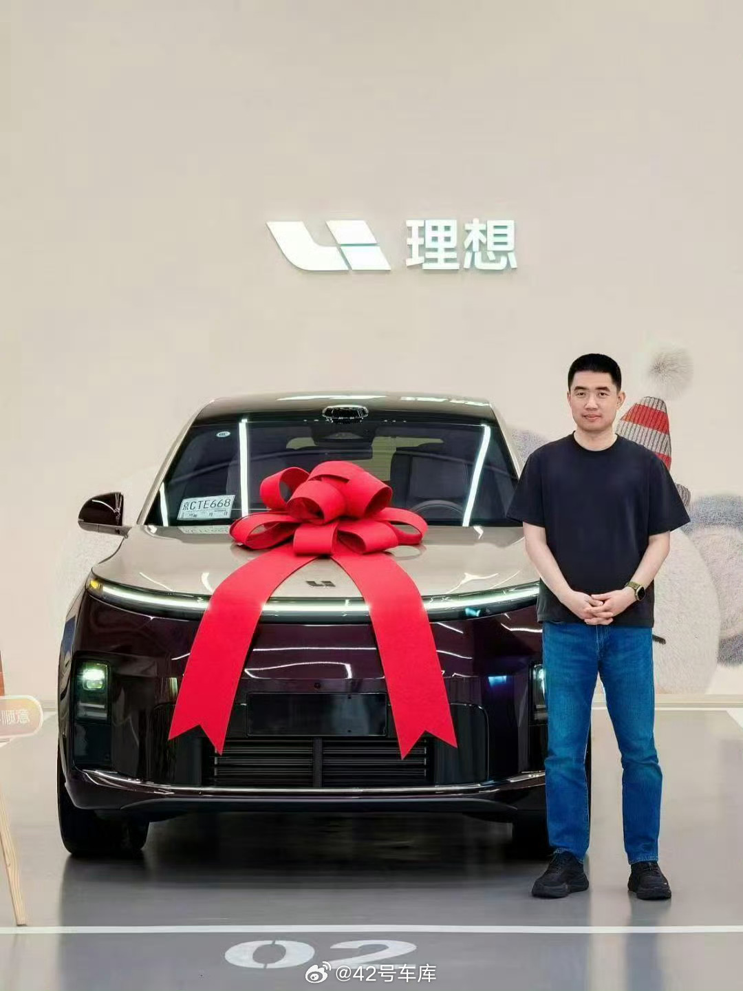 这位车主锁单速度不行啊，现在才提上车，我们公司这辆都开了半个月了理想汽车42ho