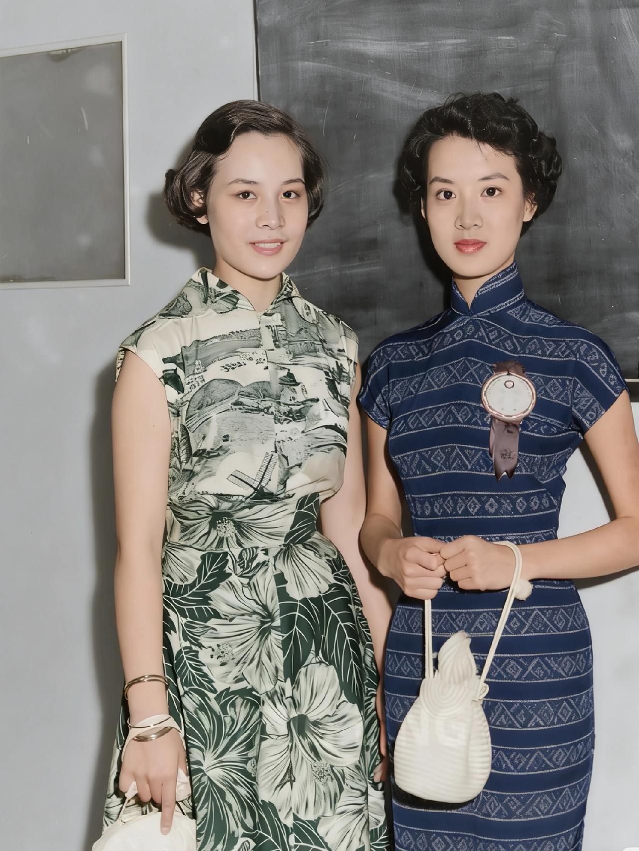 1954年，蒋家千金蒋孝章、影星尤敏同框，留下了这一张珍贵合影，镜头里的二人都身