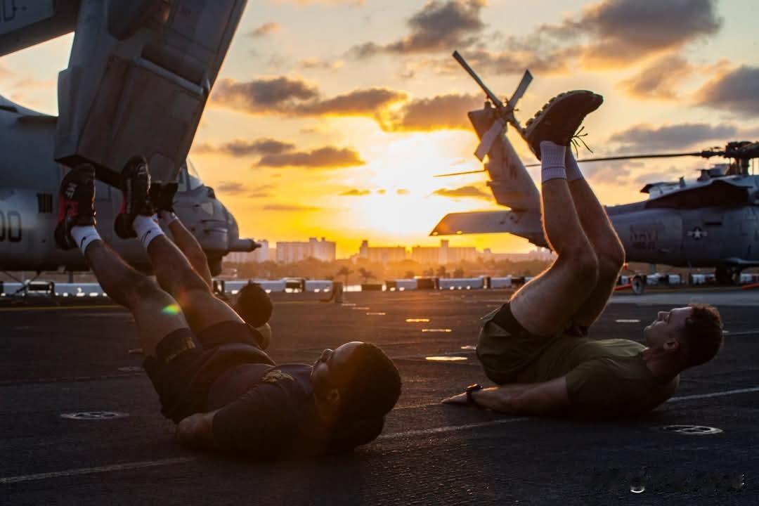 据美国海军官校新闻网报道，依照战争部长赫格塞斯的指令，美国海军公布了全新的体能评