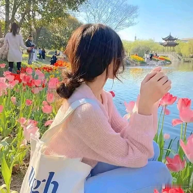 《春日随笔》
那场微雨中的花瓣
仿佛从肩头飘落
衣袖上还残留着
花瓣的清香
如今