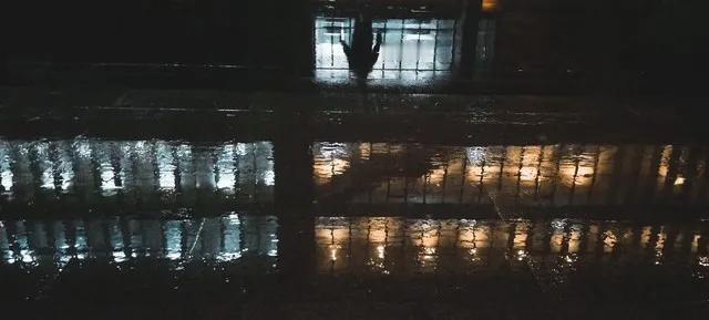 夜雨敲打客栈窗棂时，他攥着玉佩抵住咽喉：