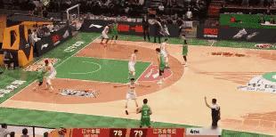 辽宁队怎么也开始学上广东男篮半场开香槟了？好在加时赛赢了，最后还是喝上庆祝的香槟
