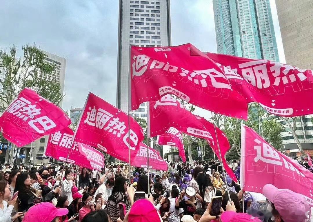 迪丽热巴、邓为🦅线下人气，谁赢了 