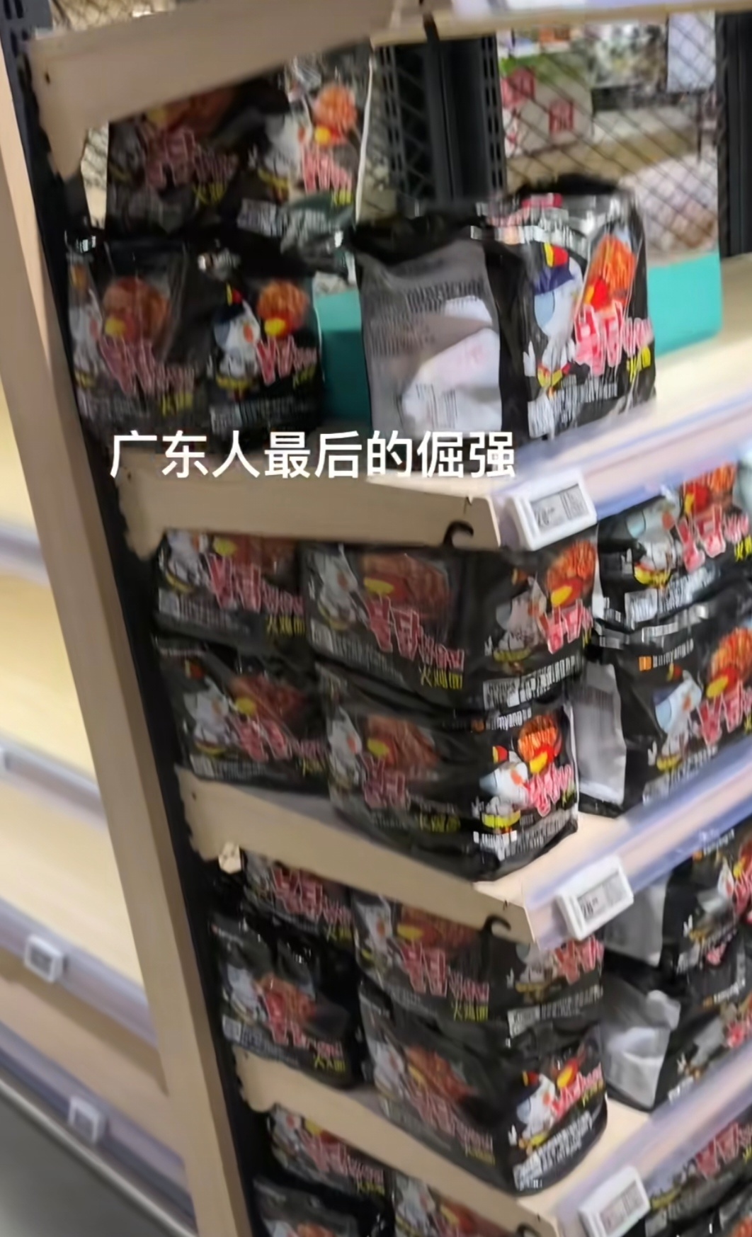 #台风桦加沙减弱至十六级# 日前，观察者网注意到社交媒体有网友晒出#桦加沙# 来