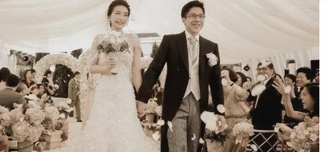 当年，郭晶晶结婚时，郭父母退回1100万彩礼，和价值3亿的四合院，婚礼当天，郭父