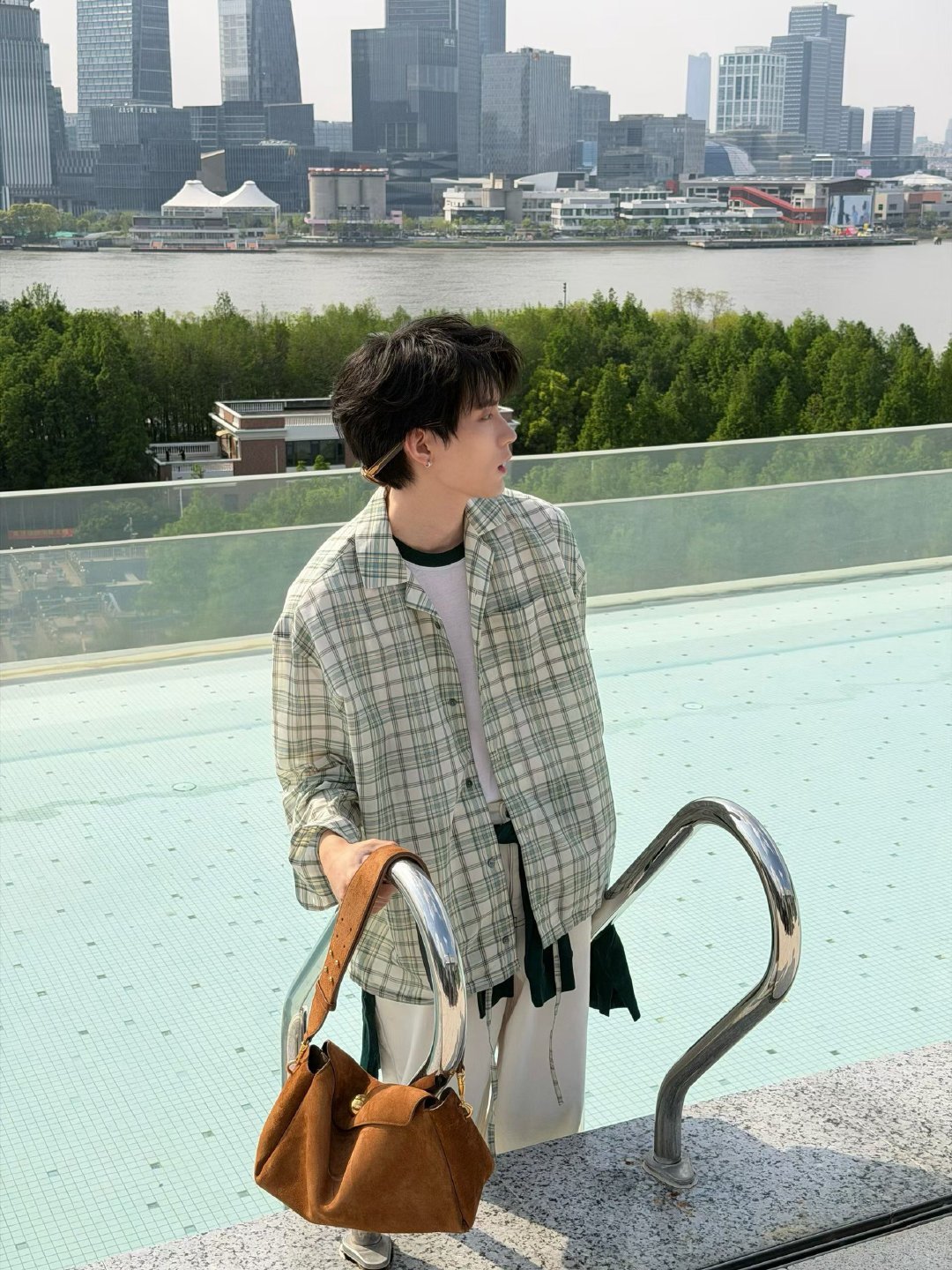 周翊然我拍的清爽学长周翊然 学长感拉满！周翊然绿格纹，干净到不需要滤镜。 