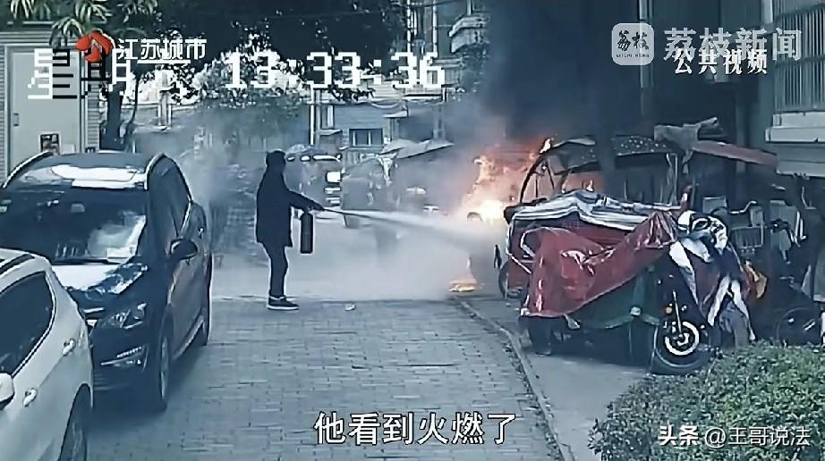 四川南充，一居民楼共有6层，一楼阳台外停放着5辆电动车，楼上掉下一个纸团，落在一