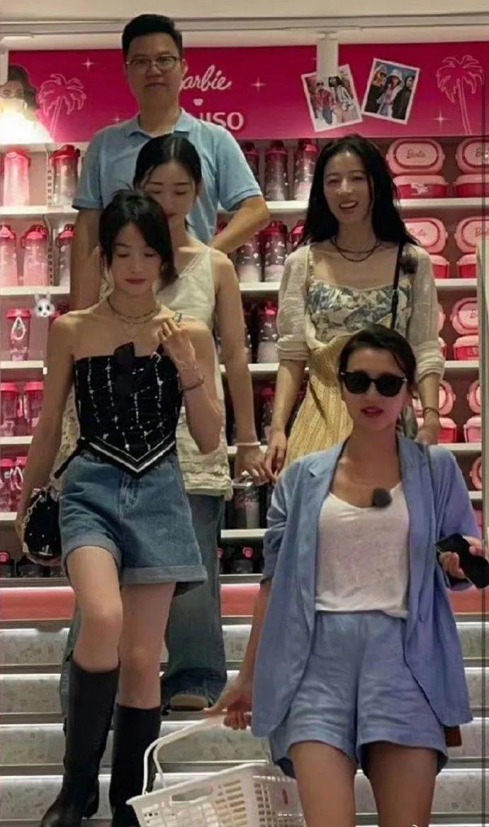 只有宋茜最用心了，其他人都很随意休闲。只有她吊带背心加牛仔短裤，穿搭很时尚。妆容