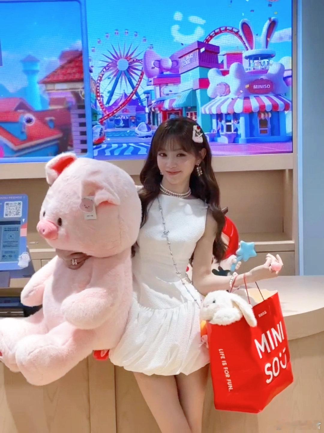田曦薇上海偶遇田曦薇逛街田曦薇名创优品逛店被偶遇，手里拿着YOYO盲盒，笑得好甜