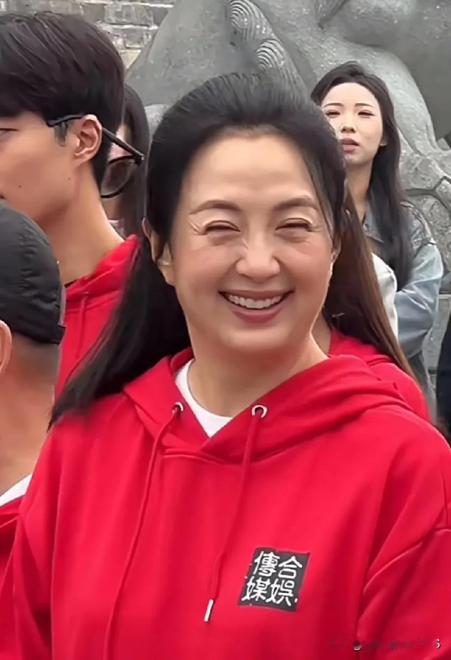 天呐！杨舒童以前超美的，现在才五十岁怎么就有皱纹了？真是让人惊讶。岁月不饶人啊，