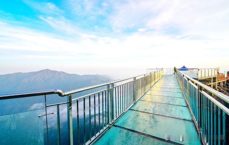 看到“天上无云难下雨”这个上联，我琢磨了一下。这上联说的是自然现象里，天上没云就