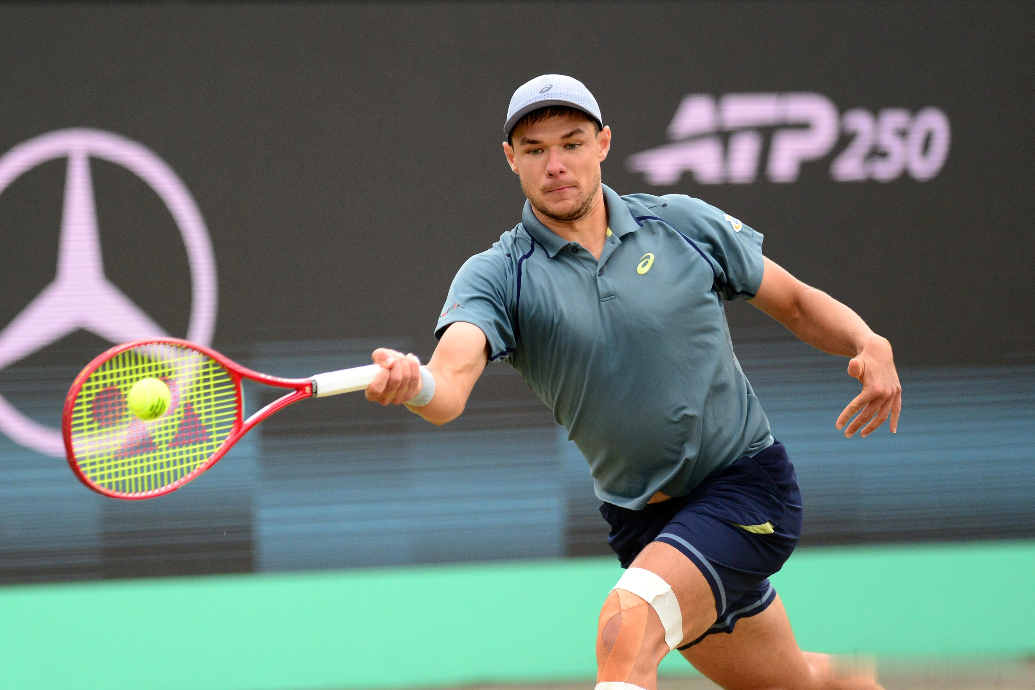 即时战况：ATP250 斯海尔托亨博斯公开赛决赛，迈赫扎克首盘6-3获胜，大比分