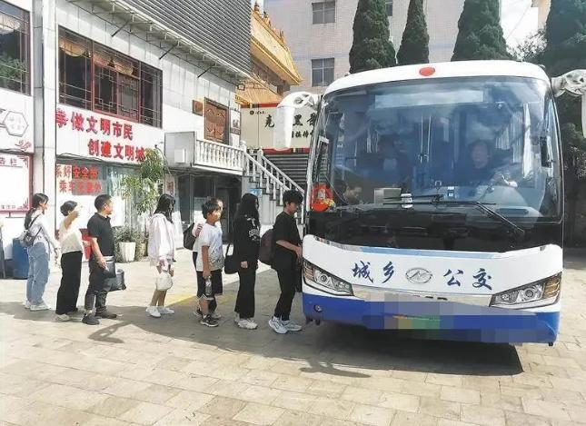 “公交车也超载！”2022年四川南充，一公交车司机在行驶途中被交警拦下，理由竟是