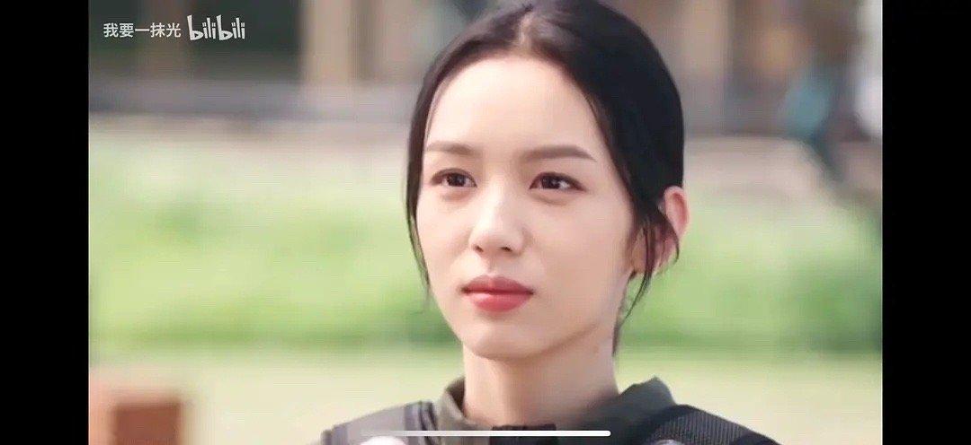 周也五官拆开来看很好看，组合起来比例也很好，但是肌肉走向差到离谱 ​​​