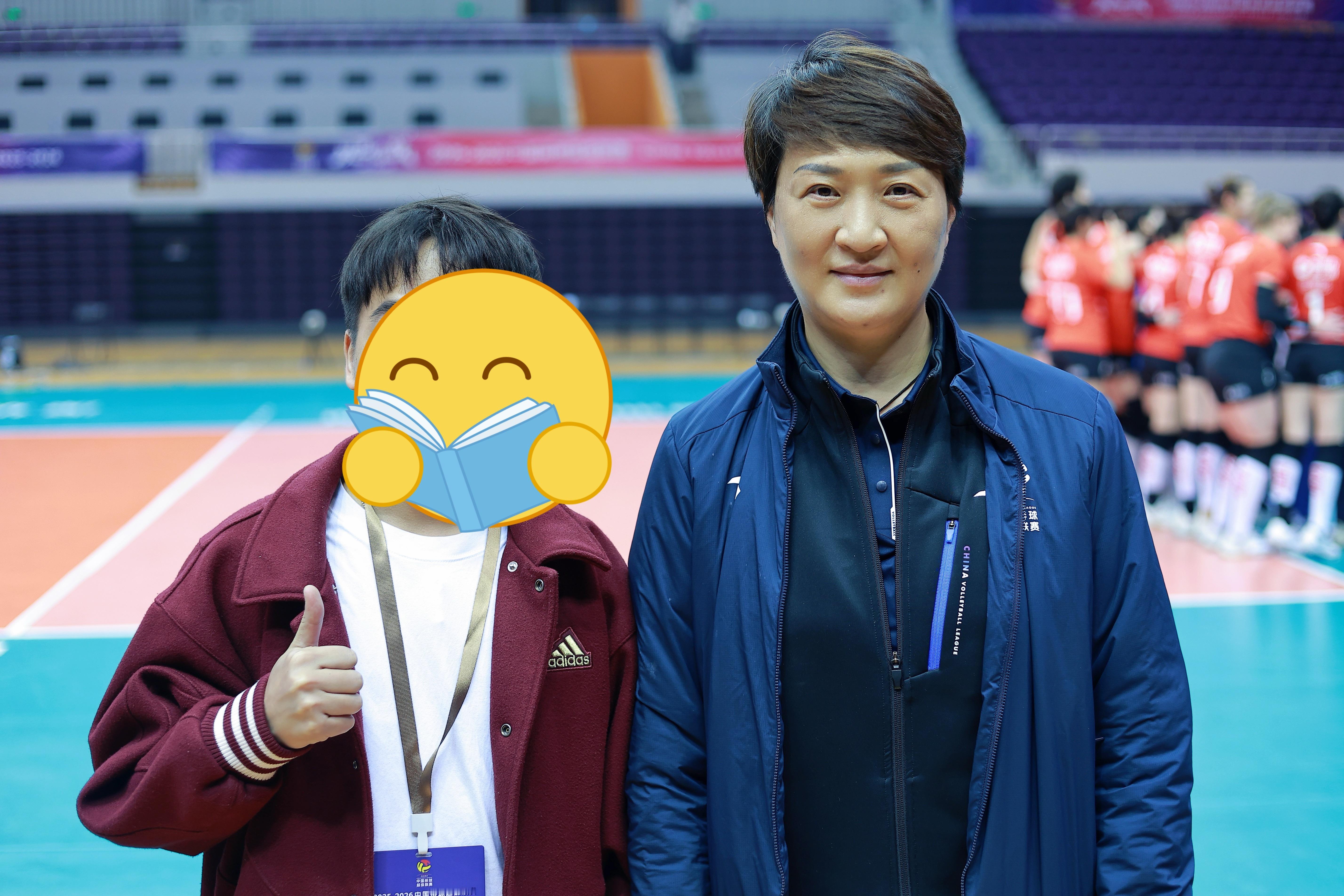 我跟何琦指导说，终于见到了1996年亚特兰大奥运会的主力二传了她一直微微的笑20