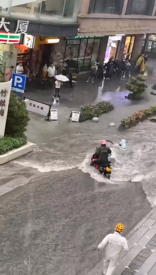 鞋子跑丢也要先救孩子，这句话背后，是一种最朴素的价值观。暴雨里，赵良金用行动证明