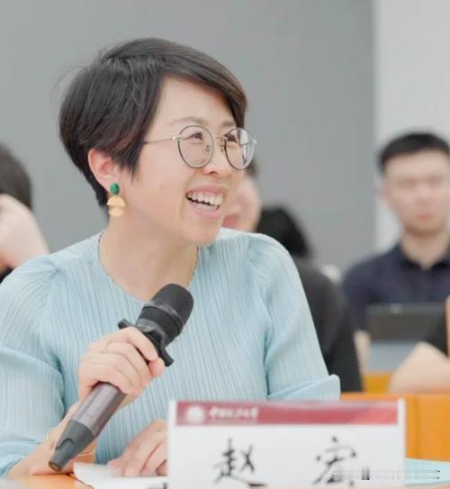 他辩论时像在下一盘耐心的棋
不急着打断对方
而是等你说完
笑着找出你话里那处“咯