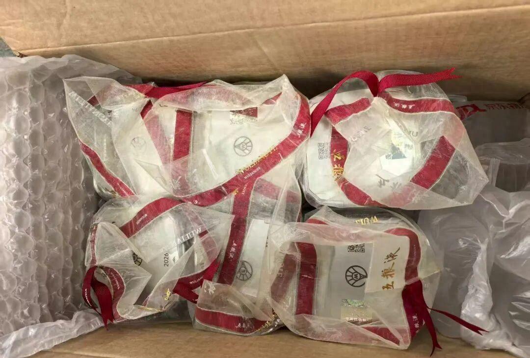 一对夫妻签收15箱茅台五粮液不验货，快递小哥当场起疑，结果立了大功！

真豪横，