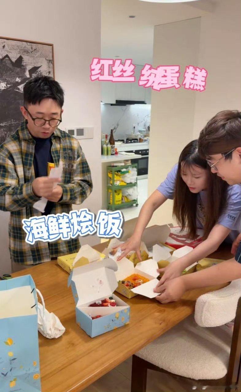 杨迪人不漂亮饭漂亮 不得不承认，杨迪的幽默天赋是真的高。调侃自己人不漂亮，却总能