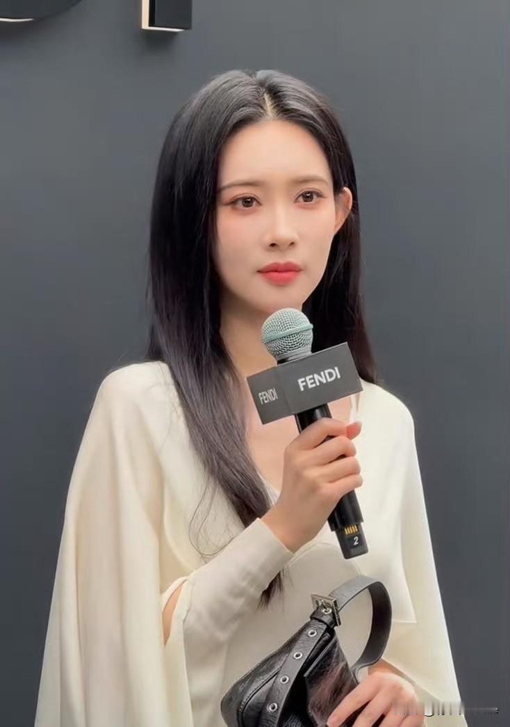 7月17日，孟子义李昀锐今天不约而同的都穿了白色，把两个人放在一起，我又磕上糖了