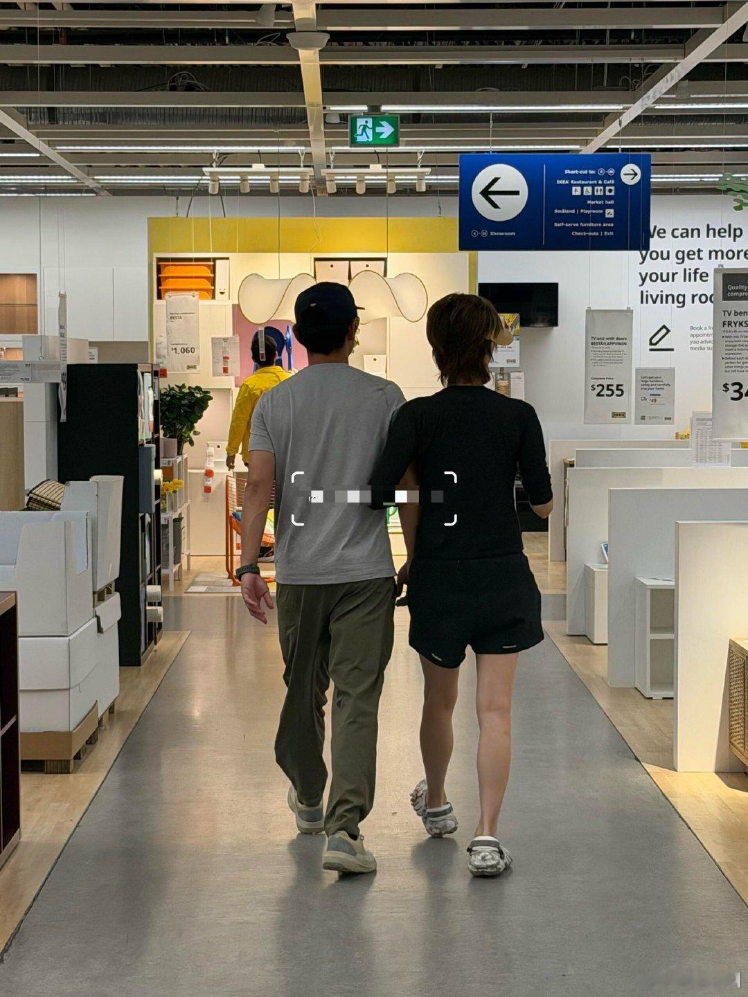温哥华偶遇郑恺苗苗逛街郑恺负责买单，苗苗负责挑款，温哥华的家居店要被你们逛成自家