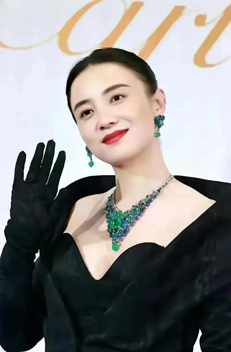 在《左传·昭公二十八年》中“夫有尤物，足以移人”，《红楼梦》中宝玉说尤氏姐妹“真