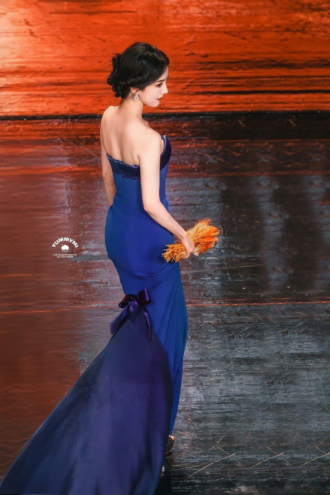 字字戳心的获奖发言背后，是杨幂对表演的敬畏之心！扎根农村打磨角色，素颜增重突破自