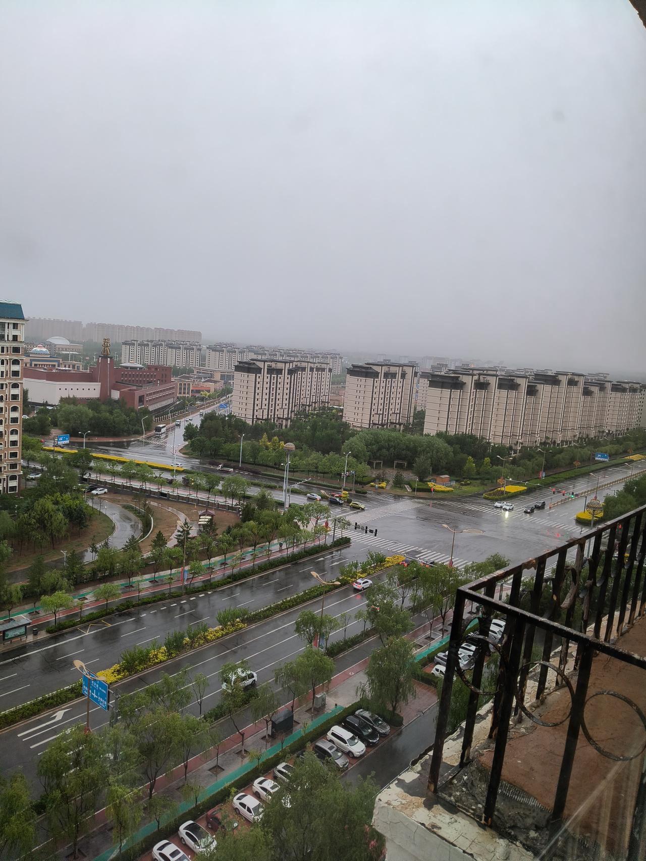 今日小满，是二十四节气第8个、夏季第2个节气；太阳达黄经60°。小满就是物至于此