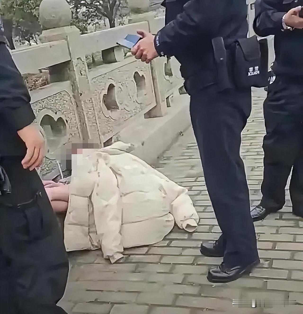 太恶劣了！江苏苏州，网传一工业园区内，一名女子全身赤裸，被捆住手脚绑在桥上，刚好