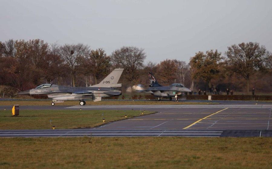 昨天在荷兰沃尔克尔空军基地上空发现了数架无人机。地面士兵开火试图将其击落，但无人