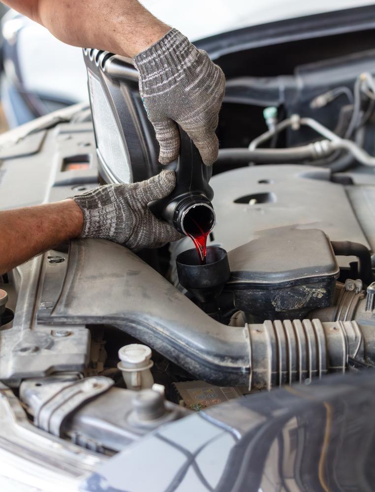 很多车主买车时都会听到销售一句：这款变速箱终身免维护，不用换油。信了这句话的人，