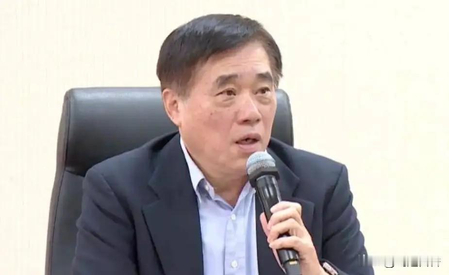 郝龙斌口口声声要与大陆进行沟通，却说出了“观礼九三阅兵即舔共”的论调，让人大跌眼