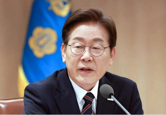 当特朗普狮子大开口要钱又要人，李在明笑眯眯地掏出了"美国优先"的原文：您说韩国要