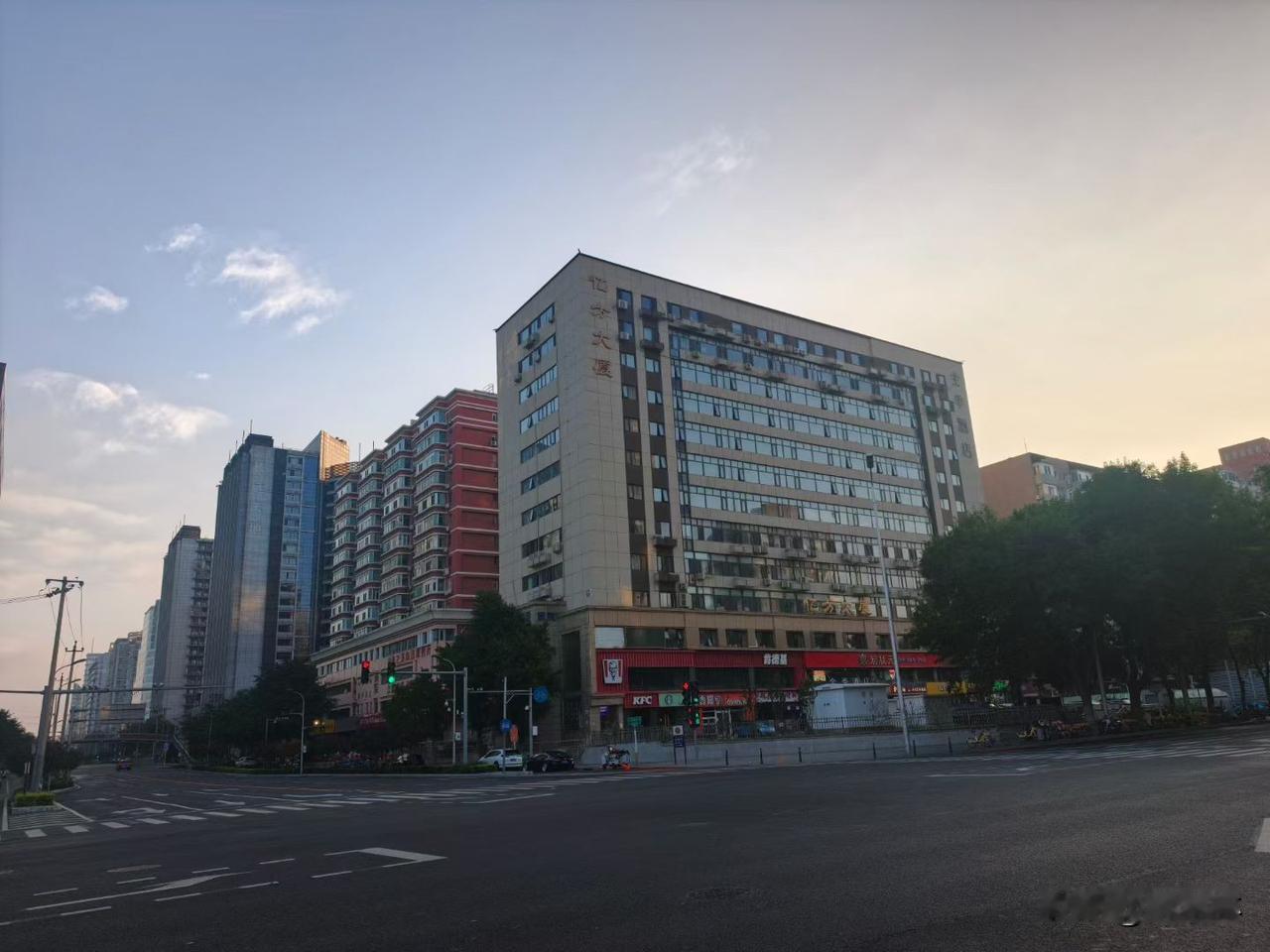 a股分化严重，科创板历史新高，可是近四千家下跌，
散户难度颇大！
科技主线行情继