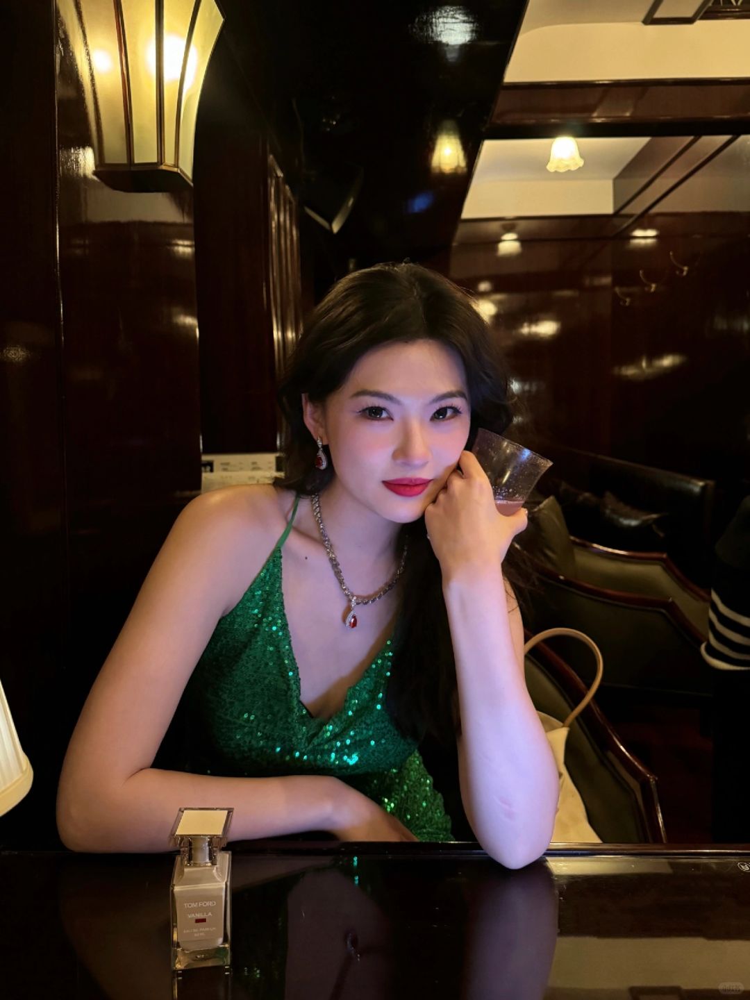 酒量很差 一杯就能倒在美女的怀里🍷
