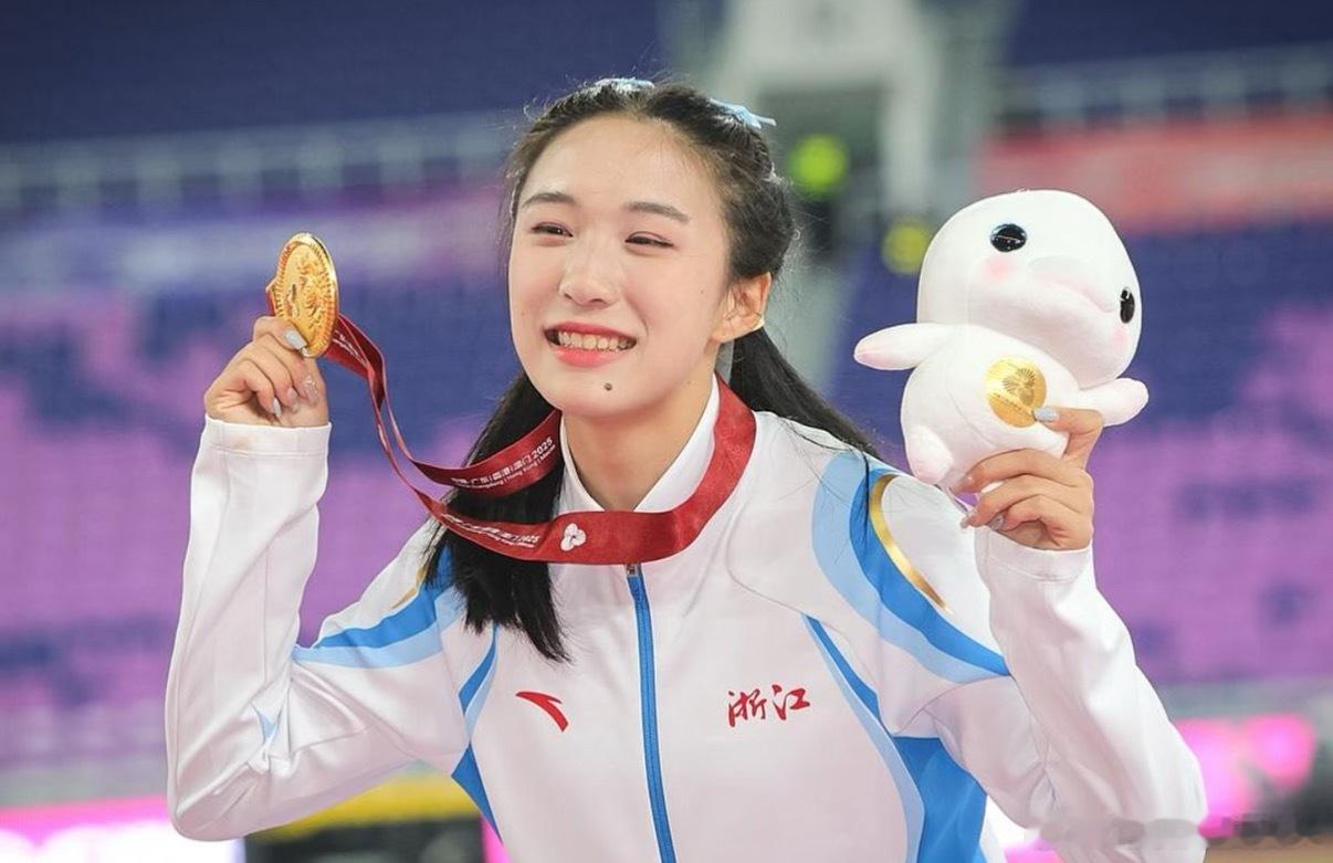 坚持喝牛奶vs从不喝牛奶陈妤颉机场安检前一口气喝完牛奶，再现王宝强经典名场面。从