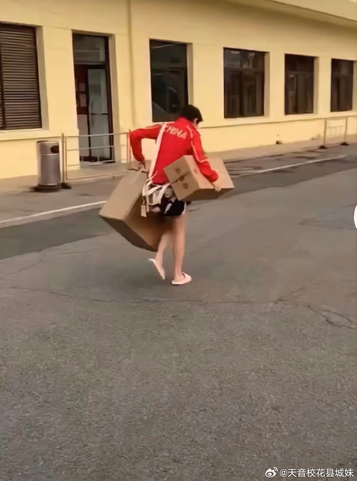 2023年，张家齐妈妈拍的，还配文：不矫情也不娇气的女汉子。​现在，张家齐自己养