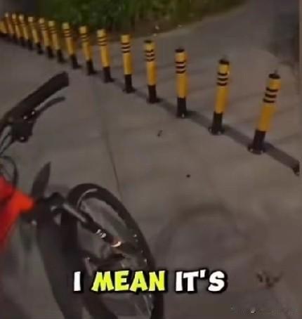 老外在深圳，他发视频说，中国人锁自行车太逗了，就那么地锁下车轮，这要在欧洲是不可