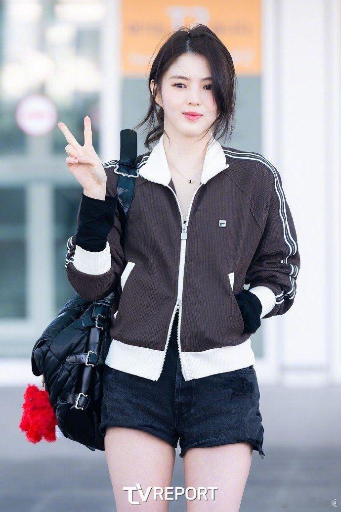 韩素希短裤高筒袜造型韩素希 初恋学姐 谁被韩素希这身造型狠狠戳中！前往米兰的造型