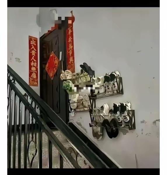 你们见过这样奇葩的操作吗？鞋子不是摆在楼道了，又改成挂在墙上了，真的是人才济济呀