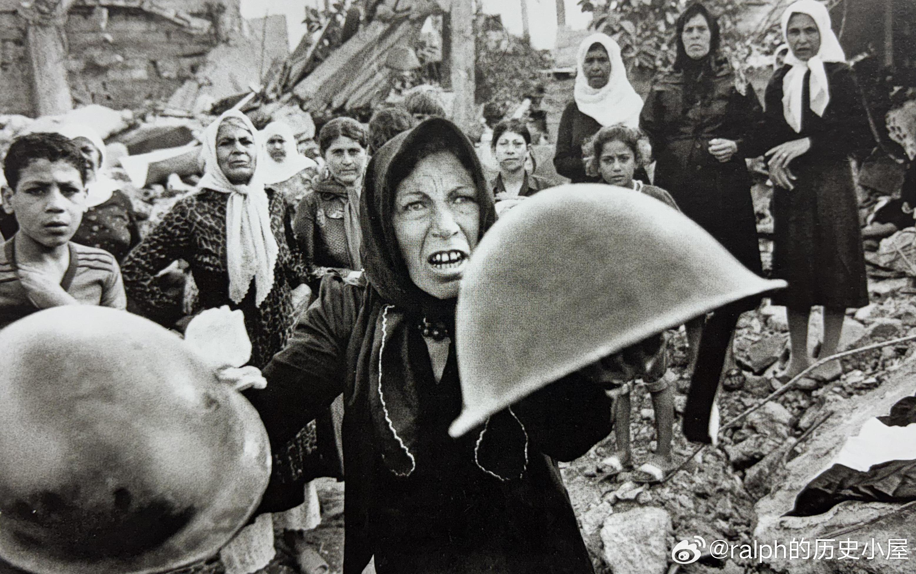 1982年9月16日塞布拉营大屠杀，美联社记者Bill Foley摄影，获得19